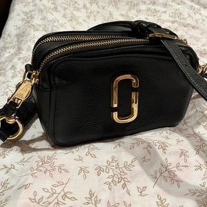 Marc Jacob  The Snapshot  crossbody purse with gold symbol (Like New)